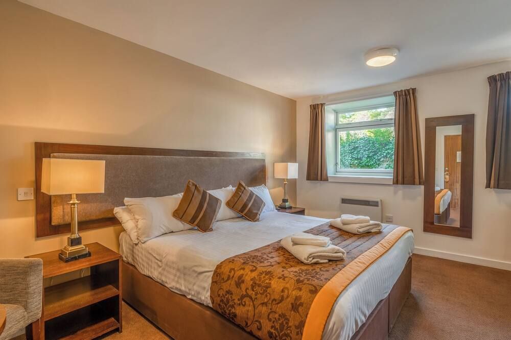 Historic Stay w/ Cozy Ambiance | Surrounded by Scenic Trails, Breakfast Included - Нерн - Спальня
