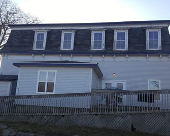 A beautiful 5 bedroom 4 bath house with Stunning Ocean View in town of Digby - Digby - Building