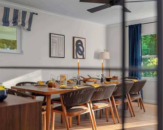 Retro Revival - Mid-Century Refuge with a '70s Twist - Alachua - Eetruimte