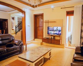 All Inn Lodge - Kigali - Sala de estar