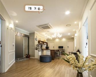 First Guest House Hostel - Busan - Vastaanotto