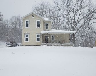 Step back in time farm house - Findley Lake - Building