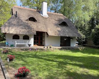 Holiday home in Lower Saxony with garden - Uelsen - Edificio