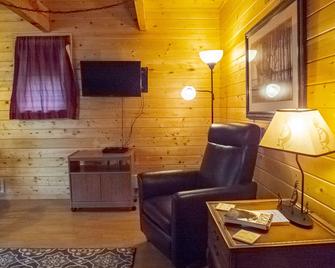 Quiet cabin located in NW Montana, minutes from town with easy access. - Eureka - Living room