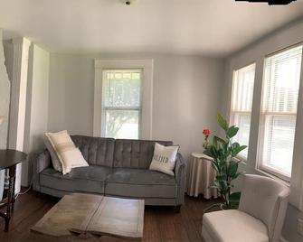 Getaway Country Cottage - Entire house - Unique Find /Outdoor Decking - New Bern - Living room