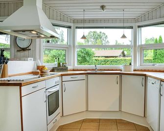 3 Bedroom Cozy Home In Hornbæk - Hornbaek - Küche