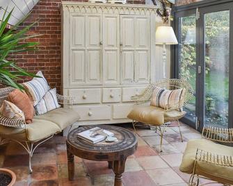 2 bedroom accommodation in Ilketshall St. Margaret, near Bungay - Bungay - Living room