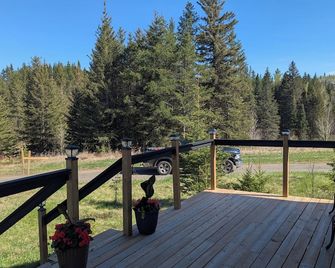 Rustic 2 Bed 1 Bath Cottage in Kaministiquia w Breathtaking Views of the Valley - Thunder Bay - Balcony