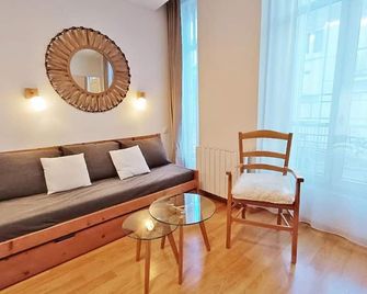 L'Eterlou, T3, centre Luchon, wifi, casier à skis, ascenseur, 6 personnes - Bagnères-de-Luchon - Sala de estar