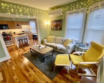 The Rhody Retreat Minutes from Downtown Modern, Spacious, Highly Rated!!! - 普羅維登斯 - 客廳