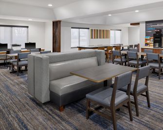 Holiday Inn Express Kansas City - At The Legends By IHG - Kansas City - Restaurante