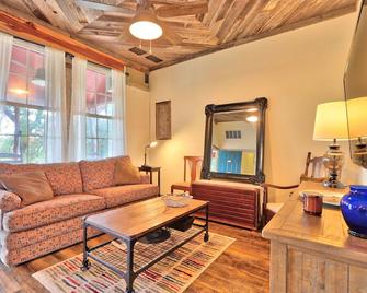 Sunflower Ridge Cabin - Charming Romantic Getaway - San Marcos - Sala de estar