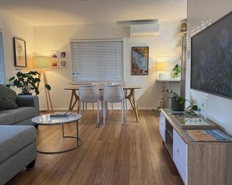 Kath's Cottage - Cooktown - Living room