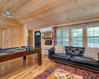 The Rustic Cottage by AvantStay Hot Tub Fire Pit Pool Table 5mins to Town - Gatlinburg - Living room