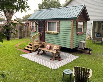 Cozy 1-bedroom cabin in amazing Winnie with AC - Winnie - Patio