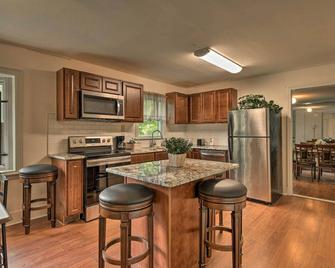 Charming Belmont Home ~ 13 Mi to City Center! - Belmont - Kitchen