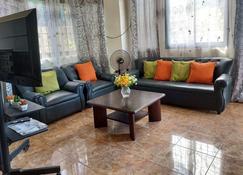GemHouse-12 min to the beach with nearby restaurant , malls & tourist attraction - Daet - Sala