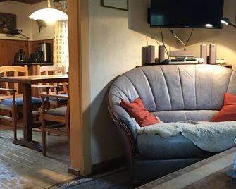 Lovingly restored, half-timbered house, Famielienfreundlich, pets welcome - Friesenhagen - Sala de estar