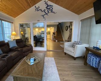 Your Paradise Awaits at the Lake! Large game room and New Dock Bar! - Sunrise Beach - Sala de estar