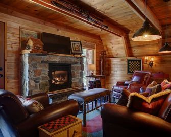 A-Frame Cabin On 4.5 Acres - Hot Tub, Dog Friendly! - Sisters - Living room