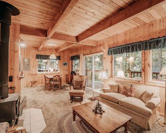 Mt Baker Rim Cabin #32 - Pets Ok - Wi-Fi - Wood Stove - Glacier - Living room