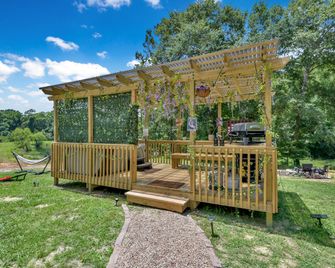Luxury Geo Dome with Hot Tub Perfect for a Glamping Getaway near Houston, Texas - Coldspring - Patio