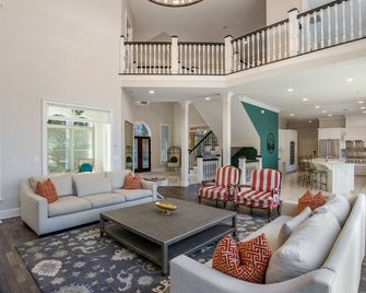 Sunrise Villa - 7000 sf: 5 king/1 queen/7 single beds, heated pool, great views - Flowery Branch - Living room