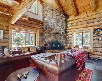 Sunriver Log Cabin - Bend - Living room