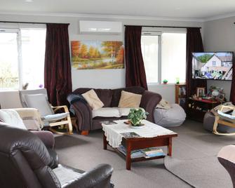 Quiet and Comfortable Main House Room with Shared Lounge - Tauranga