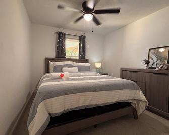 Private Basement Stay with Firepit Perfect for Families - Lawrenceville - Habitación