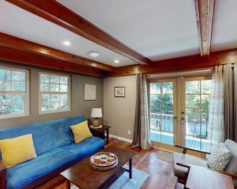 Redwood Paradise - Monte Rio - Living room
