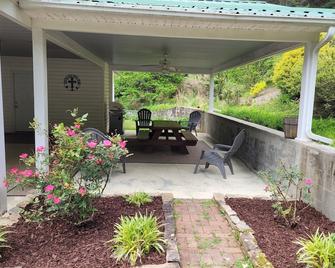 Peaceful creek side getaway nestled in the Blue Ridge Mountains - Independence - Patio