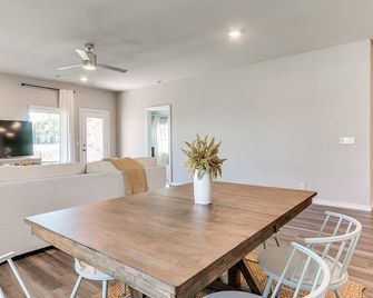 Your New Temporary Paradise in Bixby - Bixby - Dining room