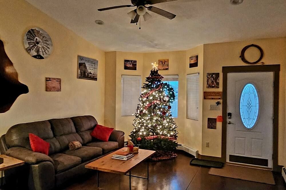 Visit Tres Chivos Farmhouse warm and cozy, Kids and pet friendly too! - Grand Junction - Living room