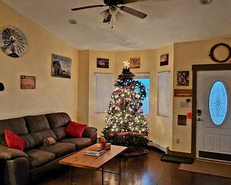 Visit Tres Chivos Farmhouse warm and cozy, Kids and pet friendly too! - Grand Junction - Living room