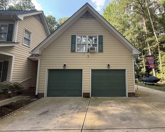 Centrally Located Gated Retreat: Park Views & Walk to Neuse River - Clayton - Edificio
