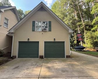Centrally Located Gated Retreat: Park Views & Walk to Neuse River - Clayton - Building