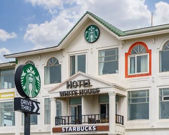 Hotel White House - Jeju City - Building