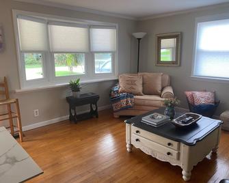 Charming brick home near Historic Downtown Franklin - Franklin - Living room