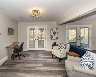 Amazing Centrally Located Home - Ann Arbor - Living room