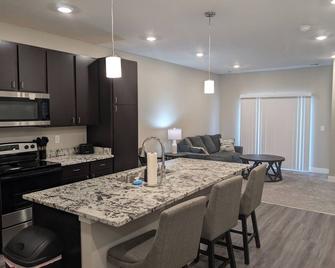 Luxury 1-bedroom flat in enjoyable Alliance with fitness room. - Alliance - Kitchen