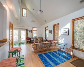 A perfect artist's retreat or romantic mountain getaway - Black Mountain - Living room