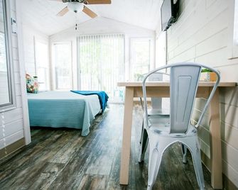 Lakefront Property Studio with Private Porch #39 at Long Cove Resort - Charlotte - Bedroom