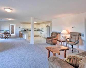 House in Hiawassee about 1 Mi From Lake Chatuge! - Hiawassee - Living room