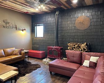 New Lake Home - 20 beds, sandy beach, volleyball, game room, sauna, boat rental! - Pequot Lakes - Lounge