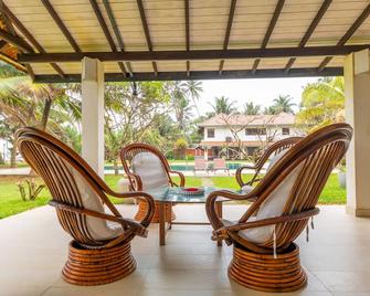 Beachside Villa. Private Chef. Swimming Pool and Tennis court. 3 bedrooms. AC - Wadduwa - Patio