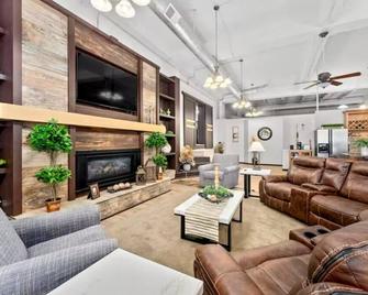 Overnight Event Venue & Loft in downtown Mitchell - Mitchell - Вітальня
