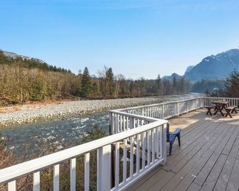 Jaybird Cabin- Tiny home with huge riverfront & mountain views! - Gold Bar - Balcony