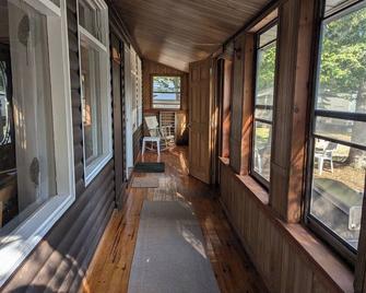 Peaceful Lakeside Cottage | Beach + Kayak & Canoe - Cloyne - Balcony