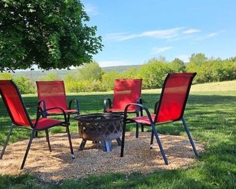 Cozy farmhouse with views and amenities! Pet-friendly, baby goats and chickens! - Grantville - Innenhof